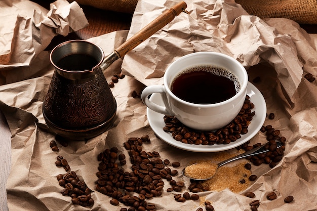 Taza de café y cezve para café turco