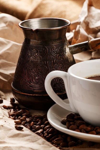 Taza de café y cezve para café turco