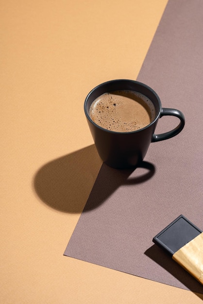 Taza de café y chocolate en la mesa Vista superior Copie el espacio de su textoxD