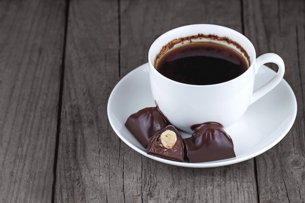 Taza de café con chocolates