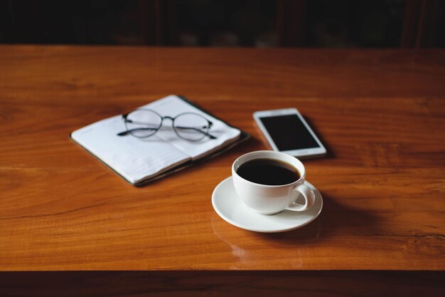 Una taza de café colocada en el escritorio durante el tiempo de relajación