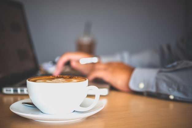 Taza de café colocada sobre el escritorio