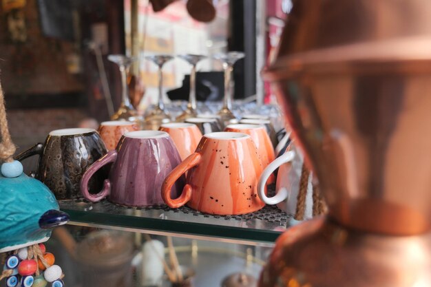 Foto taza de café colorida alineada en una máquina de café en una cafetería