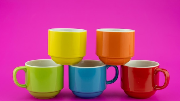 Foto taza de café colorida sobre fondo de papel de colores una gran cantidad de tazas para café y té en la cafetería concepto de fondo de comida y bebida