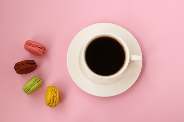 Taza de café y coloridos macarons franceses