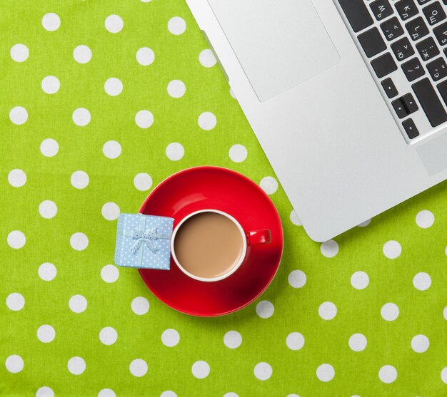 Taza de café y computadora portátil