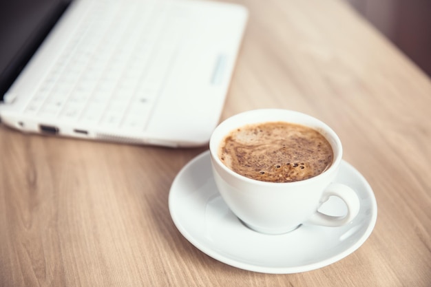 Taza de café con computadora