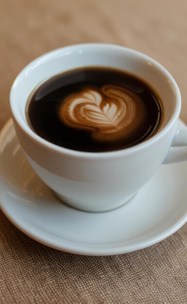 Foto una taza de café con un corazón dibujado en la parte superior