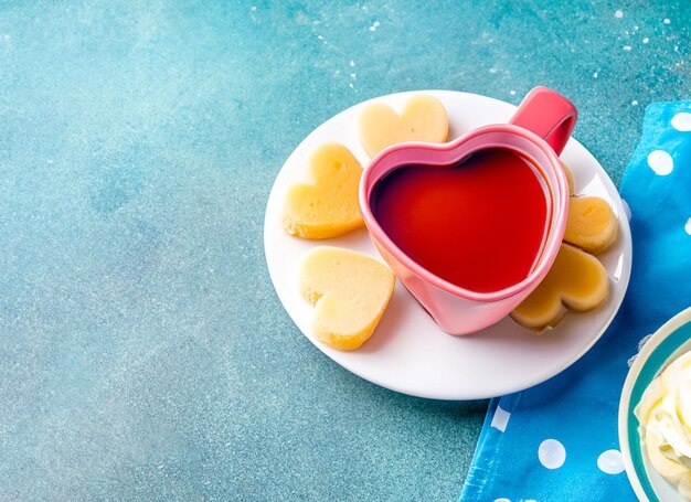 Foto taza de café con un corazón en un plato con pastel