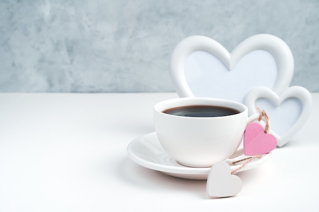 Taza de café y corazones