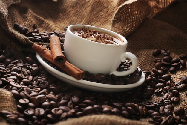 Taza de café con crema y canela.