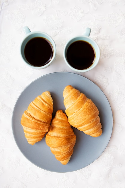 Taza de café con croissant