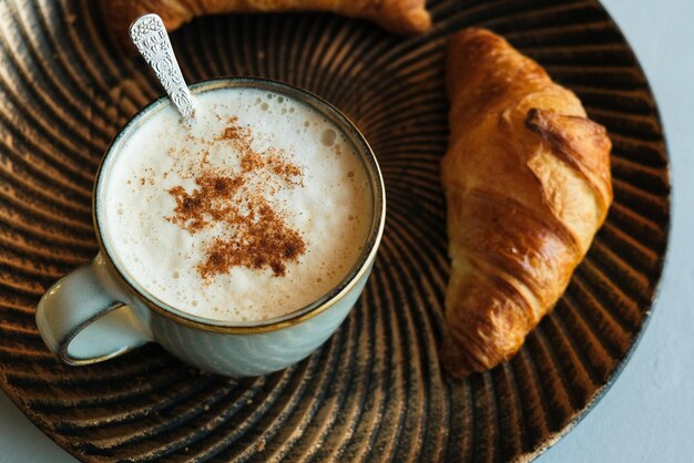 Taza de café con croissants franceses