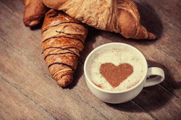 Taza de café con croissants franceses