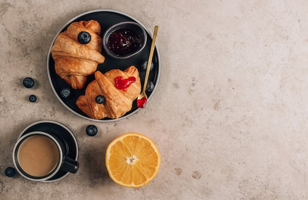 Una taza de café con croissants.