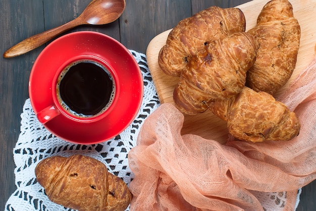 Taza de café y croissants.