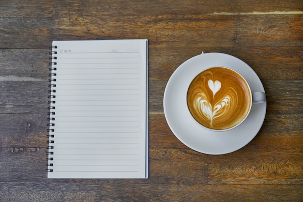 Taza de café y cuaderno