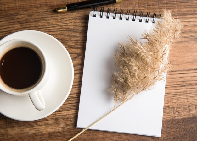 Taza de café y cuaderno