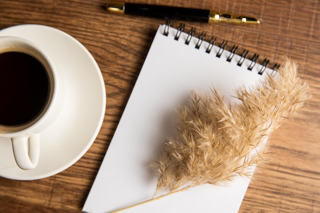 Taza de café y cuaderno