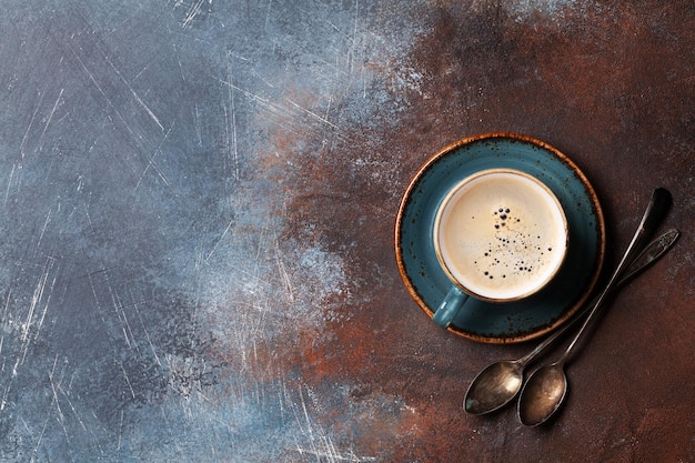 Taza de café y cucharas
