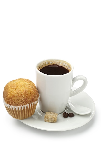 Taza de café y cupcake en blanco