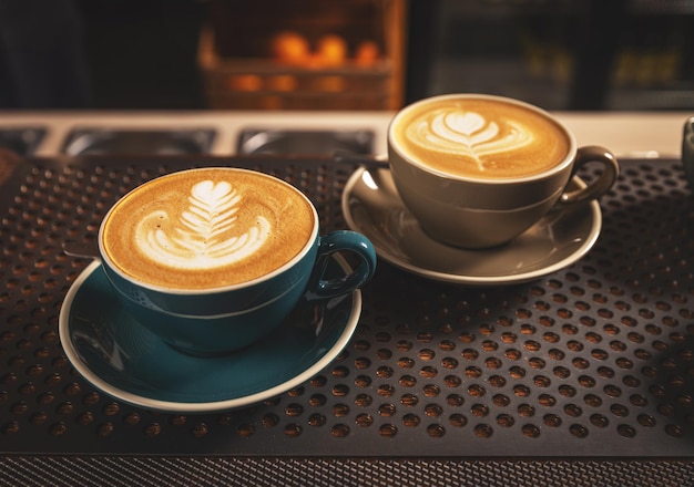 Taza de café con decoración artística de crema