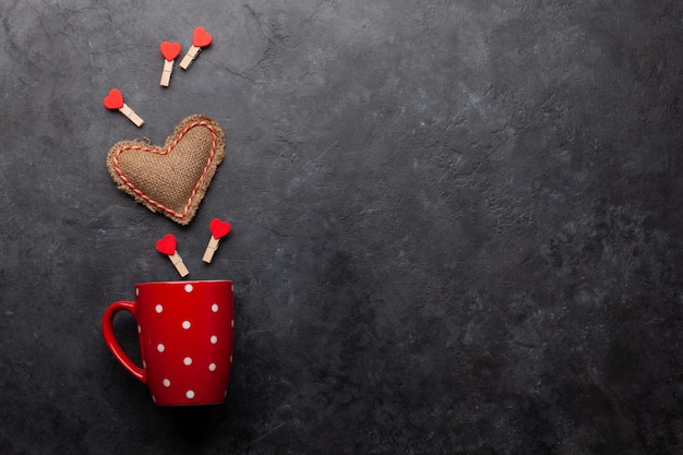 Taza de café y decoración en forma de corazón.