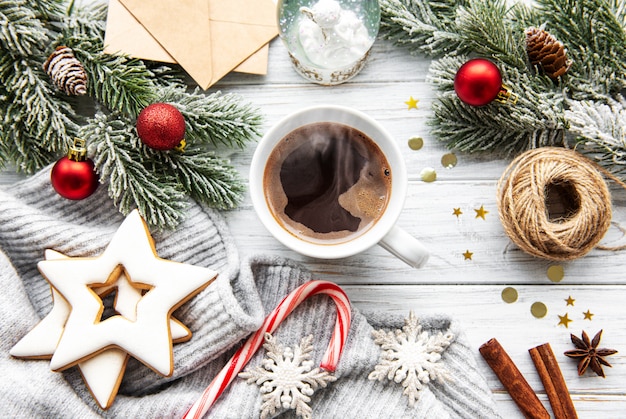 Taza de café y decoraciones navideñas.