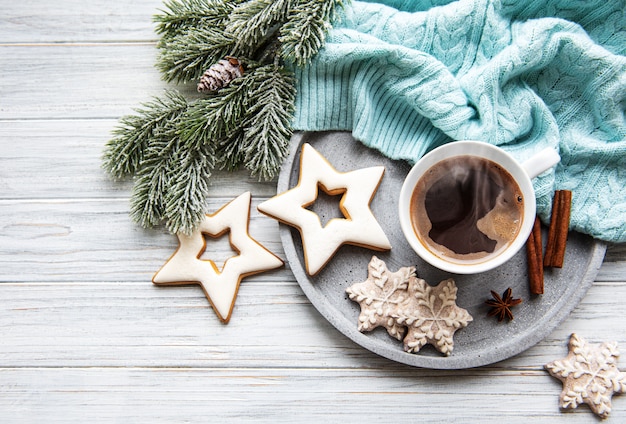 Taza de café y decoraciones navideñas.