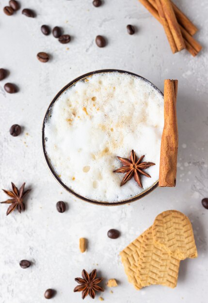 Taza de café decorada con estrella de anís y canela