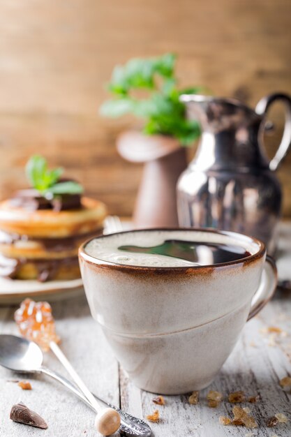 Taza de café para el desayuno con panqueques