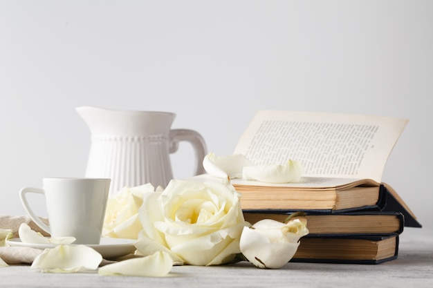 taza de café y un desayuno de rosas