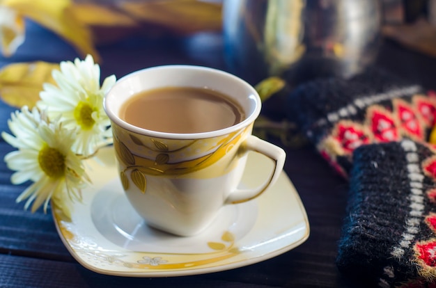 Taza de café en un día de otoño