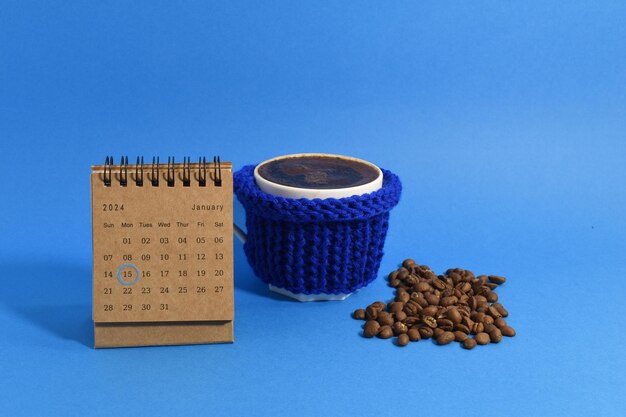 Taza de café disfrazada con calendario de revestimiento de punto y frijoles concepto de Blue Monday