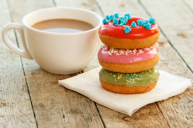 Taza de café y donas