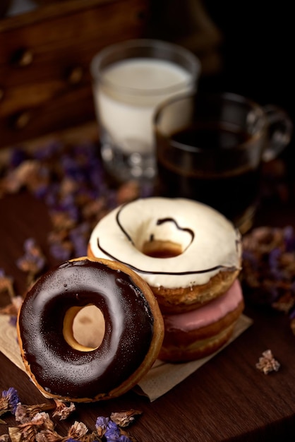 Una taza de café y dos donas con una con un corazón.