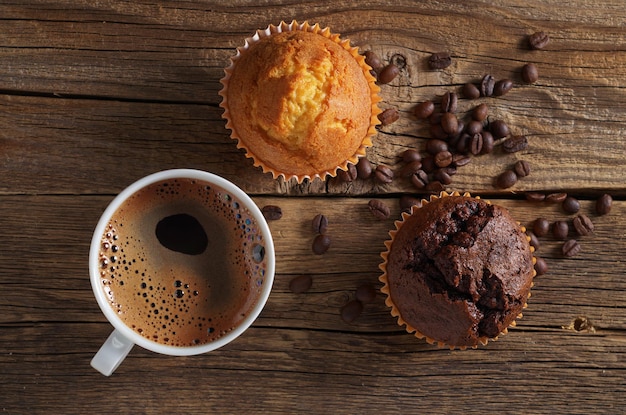 Foto taza de café y dos muffins