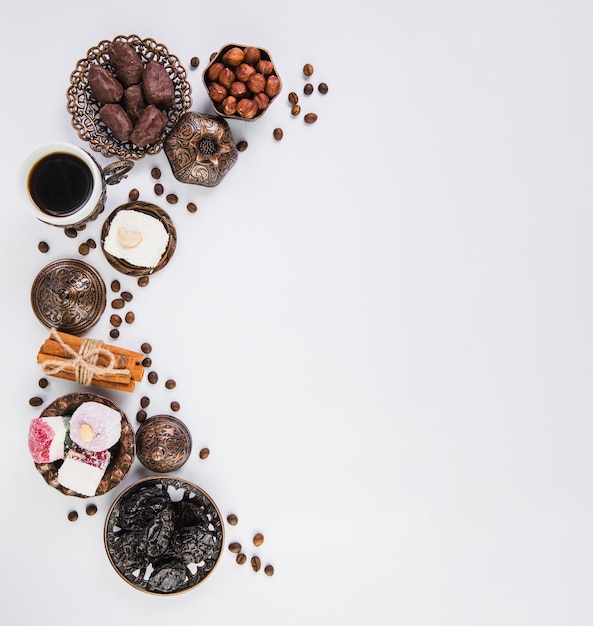 Foto taza de café con dulces y avellanas orientales.