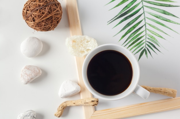 Taza de café con elementos neutros.