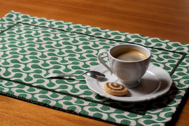 taza de café encima de una mesa de madera