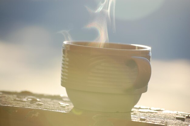 Taza de café se encuentra en el fondo de la ciudad