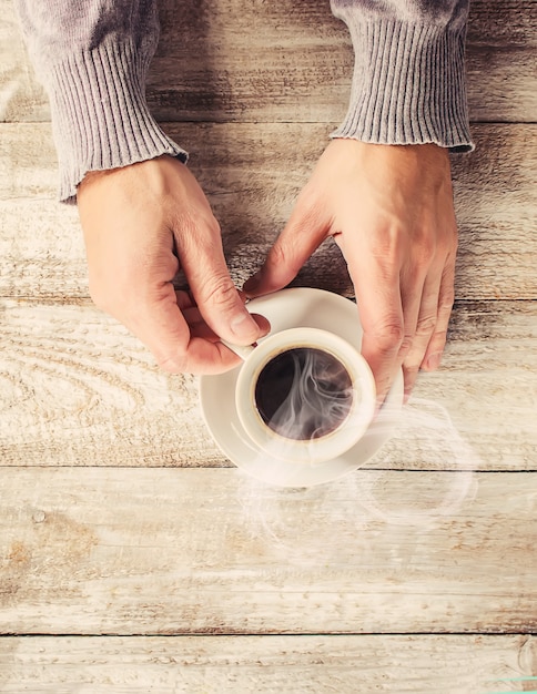 Una taza de café. Enfoque selectivo Pareja.