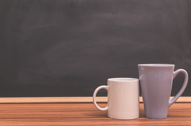 Taza de café en el escritorio Fondo de pizarra El concepto de amor para beber