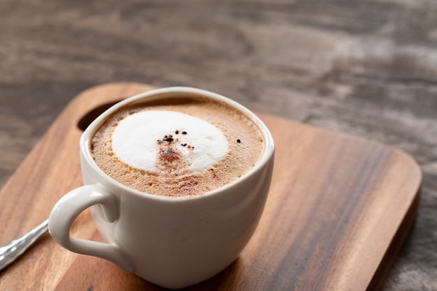 Una taza de café en el escritorio de madera.