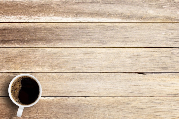 Taza de café en un escritorio de oficina o fondo de mesa de madera