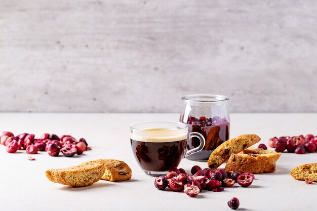 Taza de café espresso con arándano cantucci