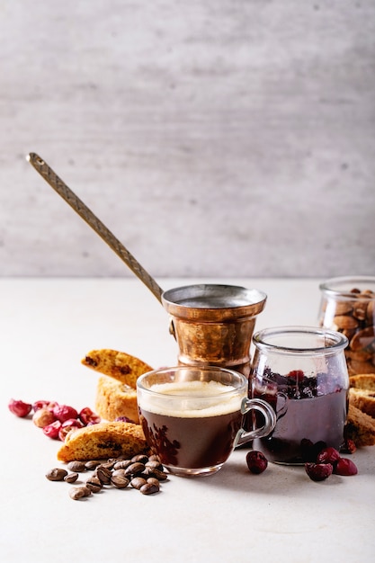 Taza de café espresso con arándano cantucci