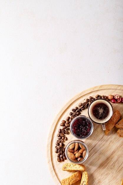 Taza de café espresso con arándano cantucci