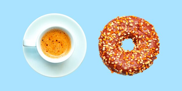 Taza de café espresso y donut con glaseado de chocolate y nueces