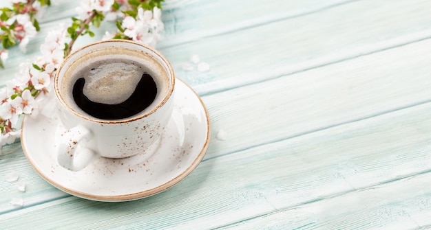 Taza de café espresso matutino y flor de cerezo